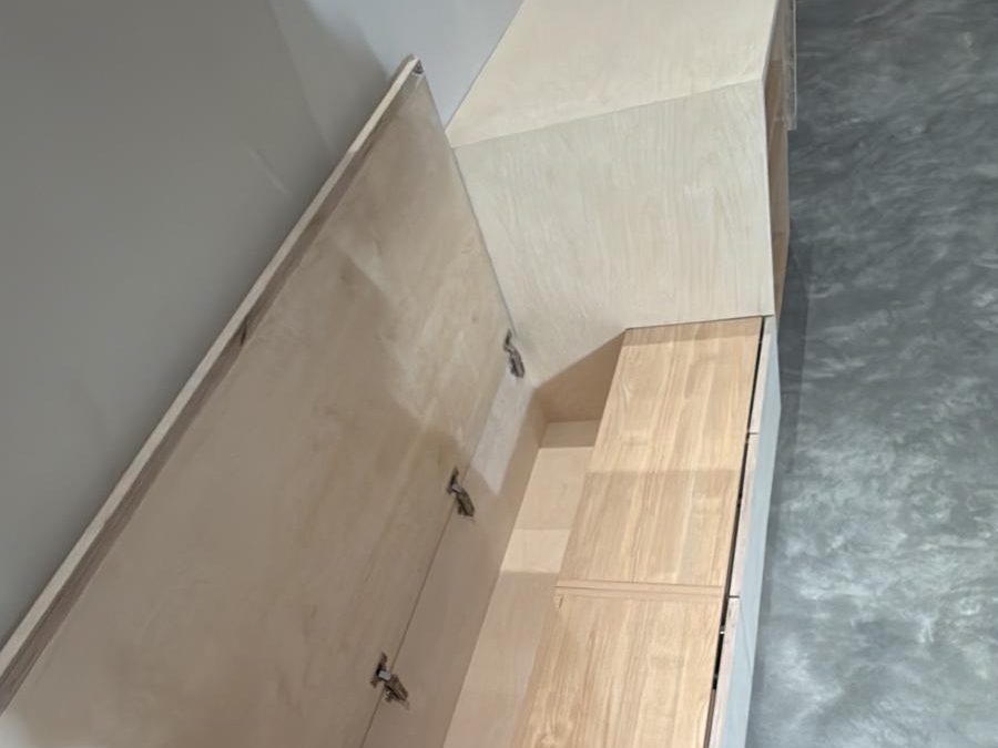 Bench seat with a lift-up lid on concealed hinges