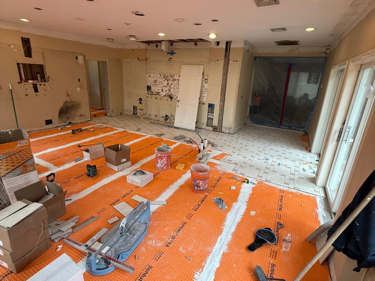 Uncoupling membrane on the floor while the woven-pattern porcelain goes down