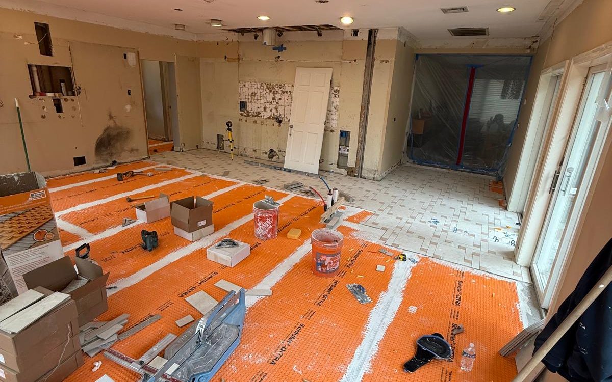 Uncoupling membrane on the floor while the woven-pattern porcelain goes down